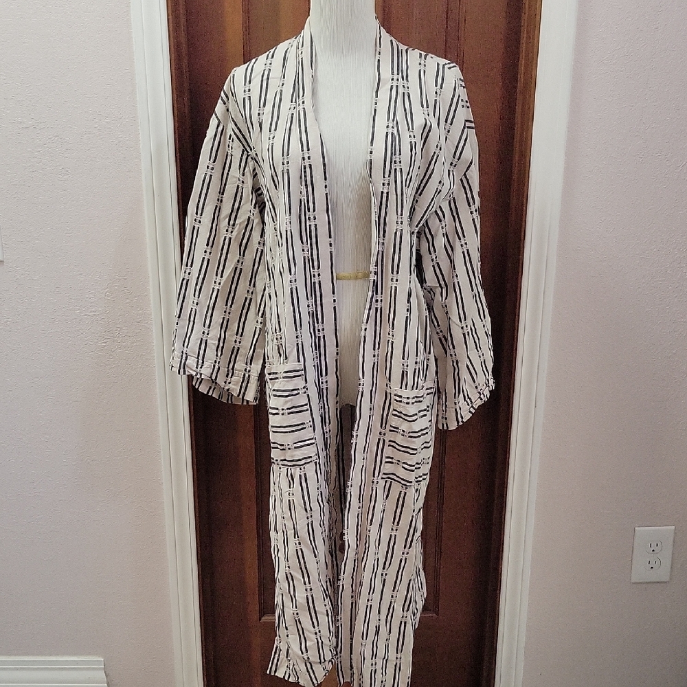Universal Thread Cream And Black Kimono